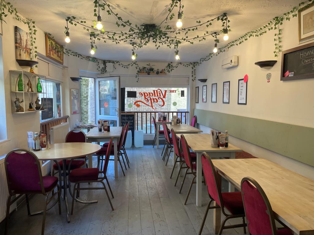 Lot: 8 - FREEHOLD TOWN CENTRE CAFÉ FOR INVESTMENT - Dining area